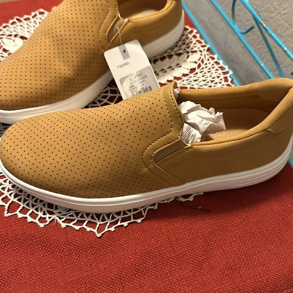 Nwt slip on sneakers. Comfort insole with padding. Size in EU sizing.